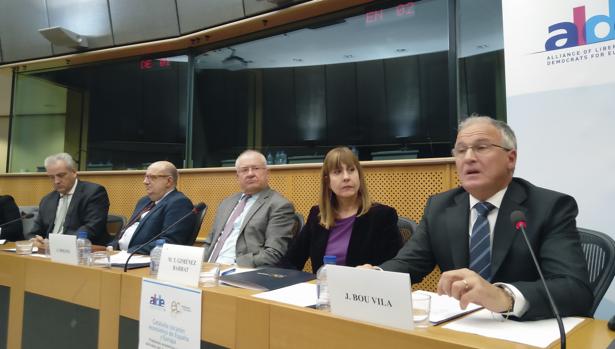 Teresa Giménez Barbat, en un acto de ALDE en el Parlamento Europeo, con empresarios catalanes