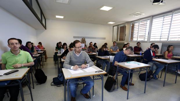 Opositores de Educación durante un examen, en 2015