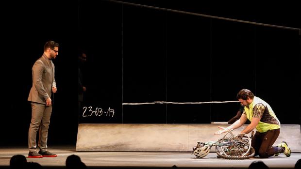 Fran Perea y Fernando Soto, en una escena del montaje que se estrena en el Teatro Calderón de Valladolid