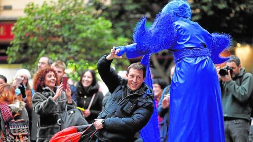 «Performance» femenina de la compañía Alehop en la Plaza de Pontejos