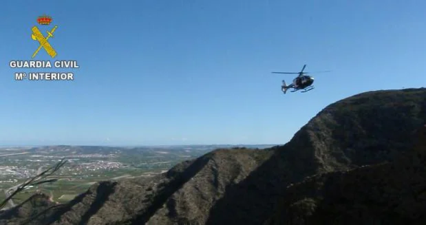 Helicóptero de la Benemérita en el momento de acceder al lugar donde ha sido hallado el cadáver