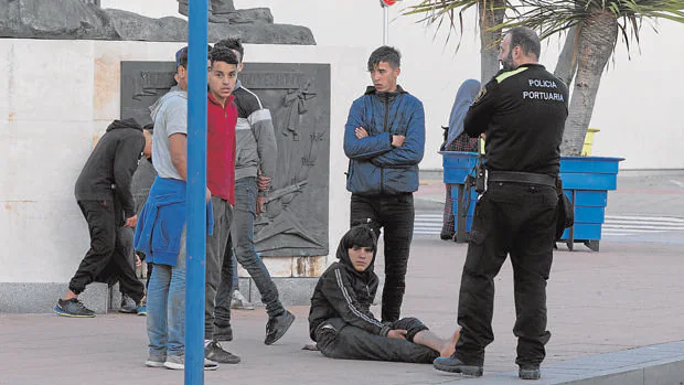 Menores en el puerto de Ceuta, uno herido en un tobillo tras intentar saltar a un barco