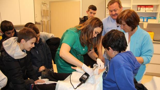 Alumnos de la Fábrica de Armas visitan el hospital laboral de Solimat en Toledo