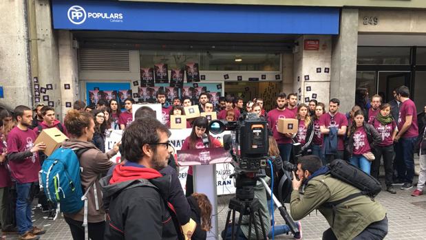«Escrache» de la CUP al PP para exigir el referéndum