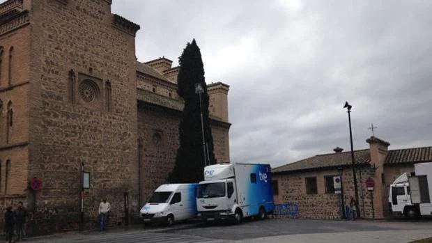 Camiones de RTVE, en las inmediaciones de la parroquia de Santiago El Mayor