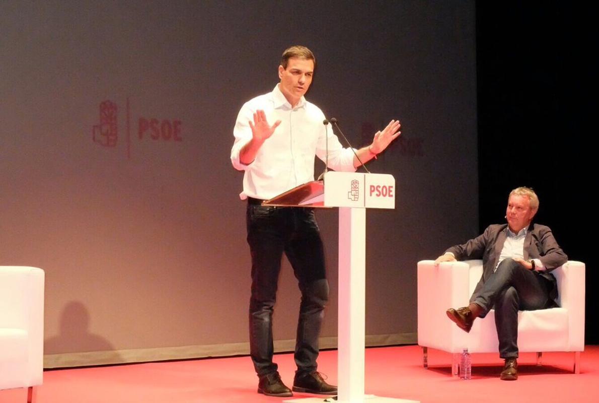 Pedro Sánchez y el diputado por Las Palmas, Sebastián Franquis, este lunes en la capital grancanaria