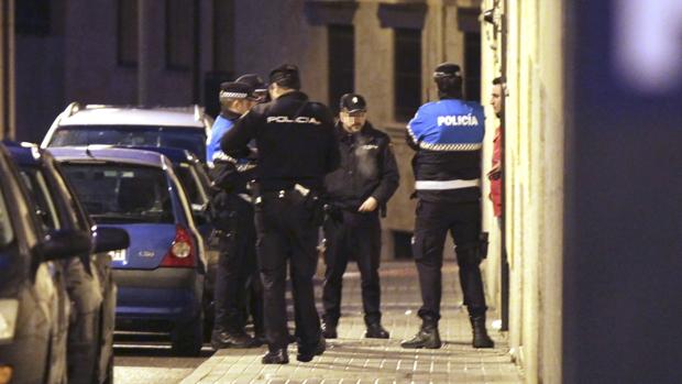 Agentes de la Policía Nacional, a las puertas de la vivienda donde ha sido apuñalada la mujer en Salamanca