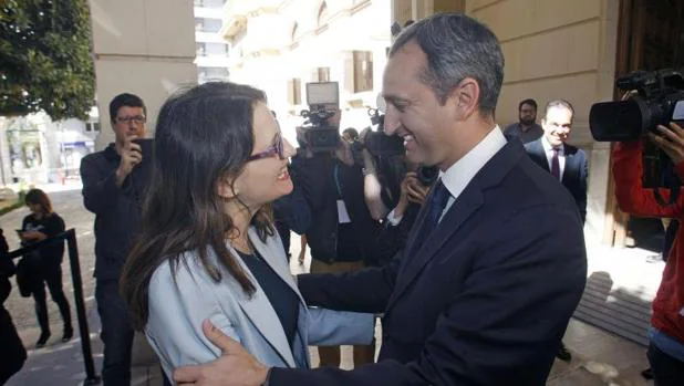 Olra y Sanchez se saludan antes de su primera reunión, este lunes en Alicante