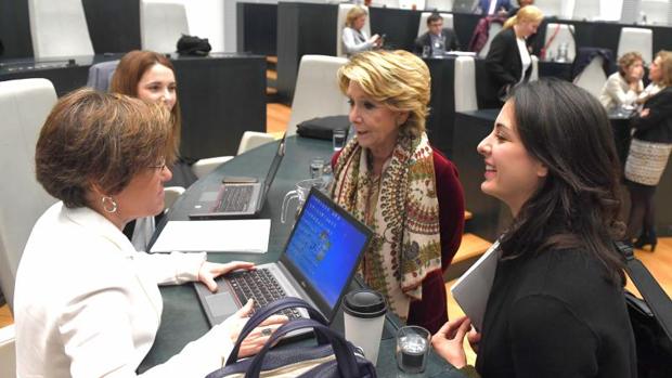 La portavoz del PSOE, Purificación Casuapié, charla con Esperanza Aguirrey Rita Maestre en el Pleno de este martes