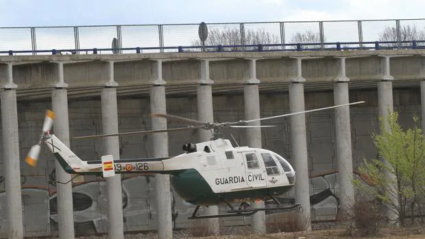 El helicóptero de la Guardia Civil abandona el lugar donde cayó el domingo, un varón de 45 años