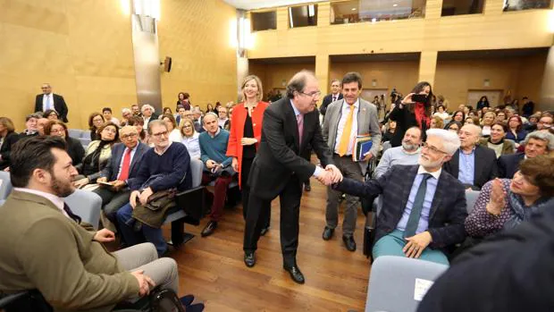 Herrera saluda al presidente de la Confederación de Sordos de Castilla y León, Luis Miguel Jiménez, antes de participar en las jornadas de dependencia