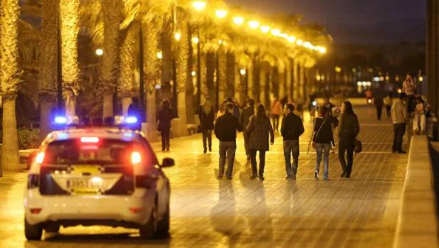 Una patrulla nocturna de la Policía Local de Valencia recorre una calle de la ciudad