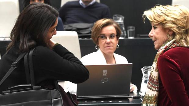 La portavoz del Gobierno municipal, Rita Maestre, habla con la líder del PP en el Ayuntamiento, Esperanza Aguirre, ante la mirada de la socialista Purificación Causapié