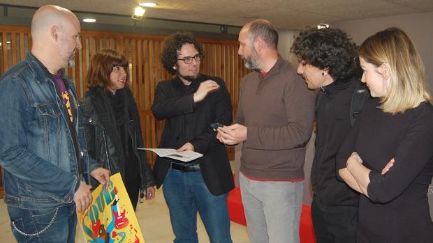 El concejal de Cultura, Daniel Simón (centro), con participantes en las actividades de Las Cigarreras
