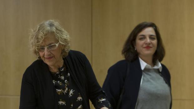 La alcaldesa de Madrid, Manuela Carmena, y la nueva concejal de Igualdad, Celia Mayer