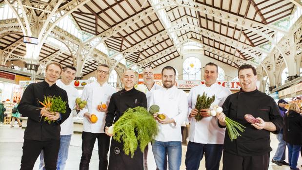 Imagen de los ccocineros del Mercado Central de Valencia