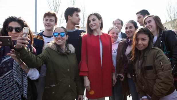 La Reina Letizia posa junto a varios jóvenes