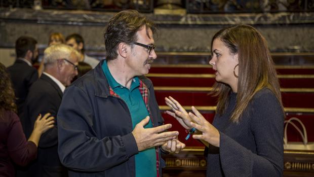 Grezzi conversa con la portavoz del PSPV, Sandra Gómez