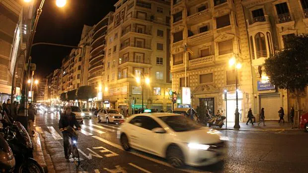 Imagen de archivo de una calle de Valencia de noche