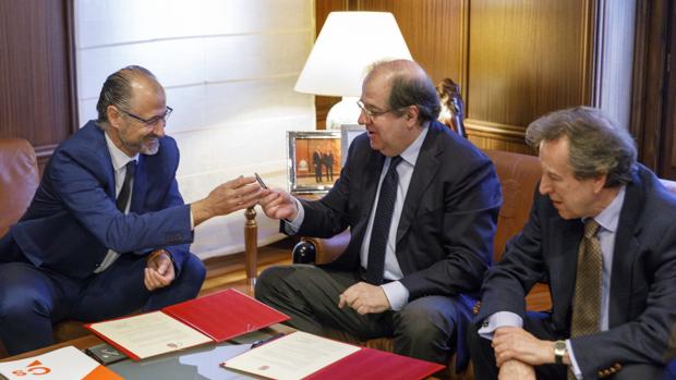 El portavoz del Grupo Parlamentario Ciudadanos, Luis Fuentes, y Herrera, durante la firma del acuerdo, acompañados del consejero De Santiago-Juárez