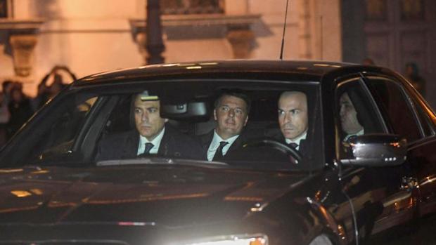 El ex primer ministro de Italia, Matteo Renzi (centro), en un cohe oficial