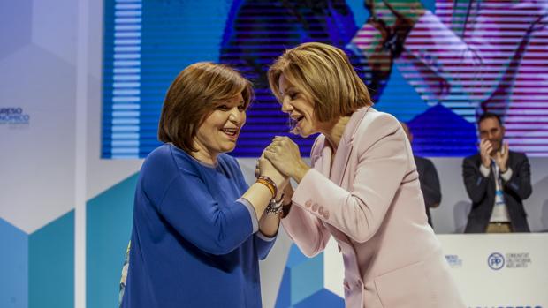 Isabel Bonig y María Dolores de Cospedal, ayer, durante el congreso del PPCV