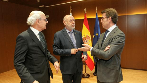 Feijóo, junto al fiscal general del Estado, Maza Martín, y al fiscal superior de Galicia, Fernando Suances