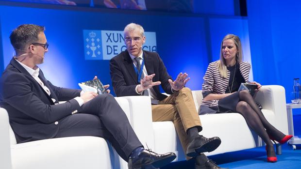 El conselleiro de Economía, Francisco Conde, en el centro, en el I Foro «Inventa a túa comunicación»