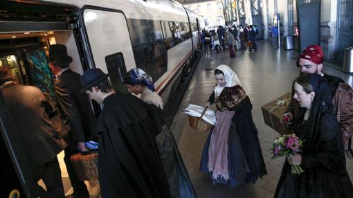 La plataforma Teruel Existe, antes de coger el tren en Valencia