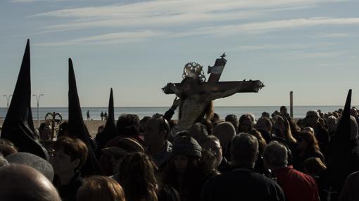Imagen del traslado del Cristo del Salvador a la playa de El Cabanyal