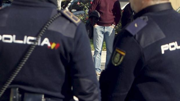 Imagen de archivo de unos agentes de la Policía Nacional en Valencia