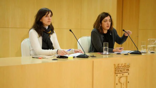 La ahora ex consejera delegada de Madrid Destino, Ana Varela, y la también ex delegada de Cultura y Deportes, Celia Mayer