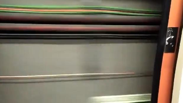 Imagen del vídeo que muestra la puerta abierta de un vagón entre estaciones