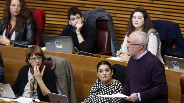 Antonio Montiel, junto a varios diputados de Podemos en las Cortes