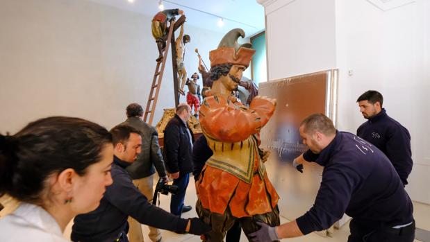 Desembalaje de las tallas del Museo de Escultura que han participado en la exposición «El siglo de Oro. The Age of Velázquez» para prepararlas para los pasos de Semana Santa