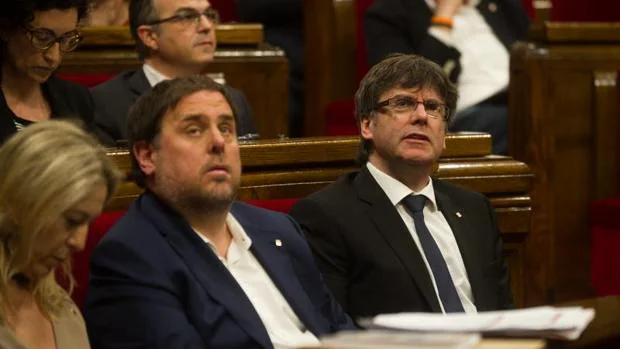 Oriol Junqueras y Carles Puigdemont el pasado mes de marzo en el Parlament de Cataluña