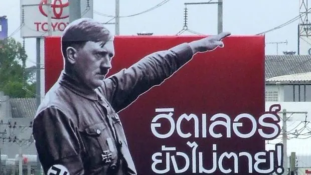 Imagen de archivo de una valla con la imagen de Adolf Hitler