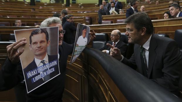 El diputado de Podemos Diego Cañamero increpando al ministro de Justicia, Rafael Catalá, en el Pleno del Congreso
