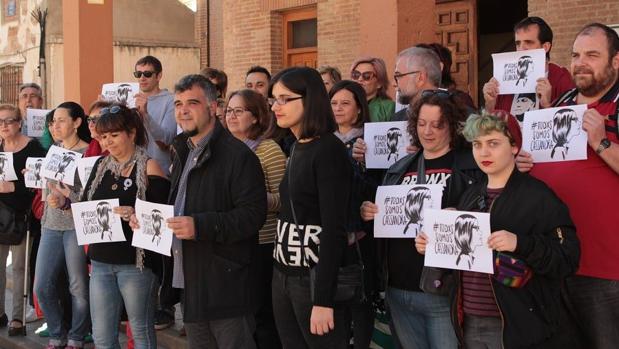 Miembros de la formación junto a Cassandra, ayer en Móstoles