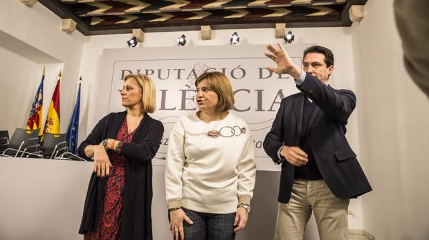 Mari Carmen Contelles, este martes, acompañada por unos 120 cargos del PP en el Parque de Cabecera