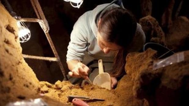 Carolina Mallol analiza cenizas en una excavación