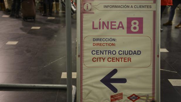 Un cartel de la línea 8 de Metro, durante las obras de reparación que la han mantenido cerrada