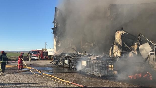 El fuego arrasa en Zaragoza una planta logística de la que dependen 100 trabajadores