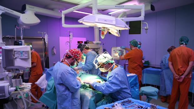 Cirujanos del Vall d'Hebron operando a un paciente afectado de parálisis facial con la nueva técnica