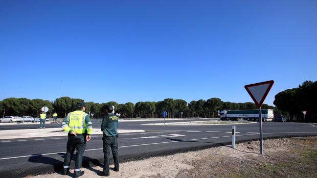 Guardia Civil de tráfico frente al cruce inteligente en la CL-602, a la altura de Íscar