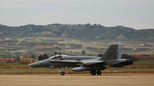 Imagen de archivo de un F-18 en la zona de pistas que la Base de Zaragoza comparte con el aeropuerto civil
