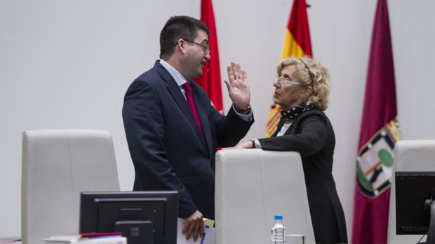 Carmena cerca a Sánchez Mato tras su desafío al Ministerio de Hacienda