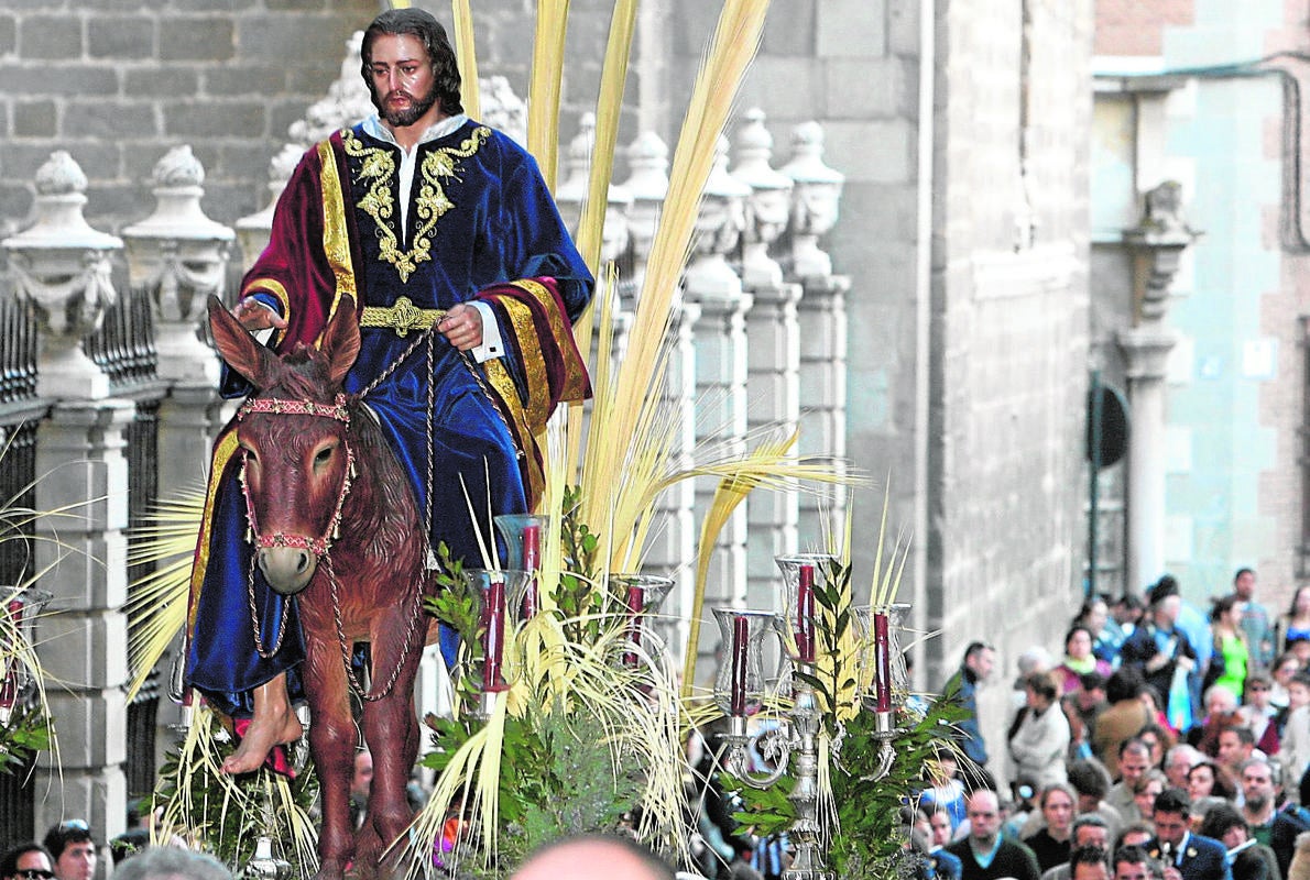 La procesión, a su paso por la catedral