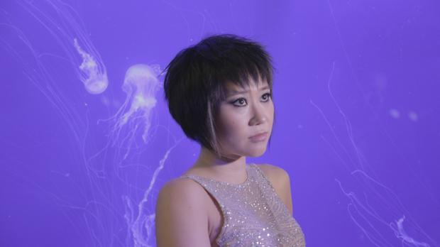 La pianista Yuja Wang, con medusas detrás