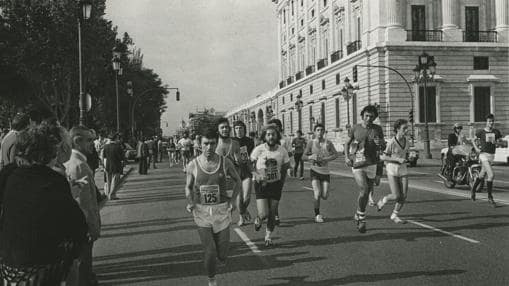 Corredores del primer maratón madrileño, a su paso por el Palacio Real